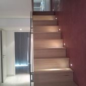 Éclairage intégré dans un escalier
